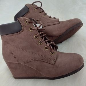 Wedge  boot